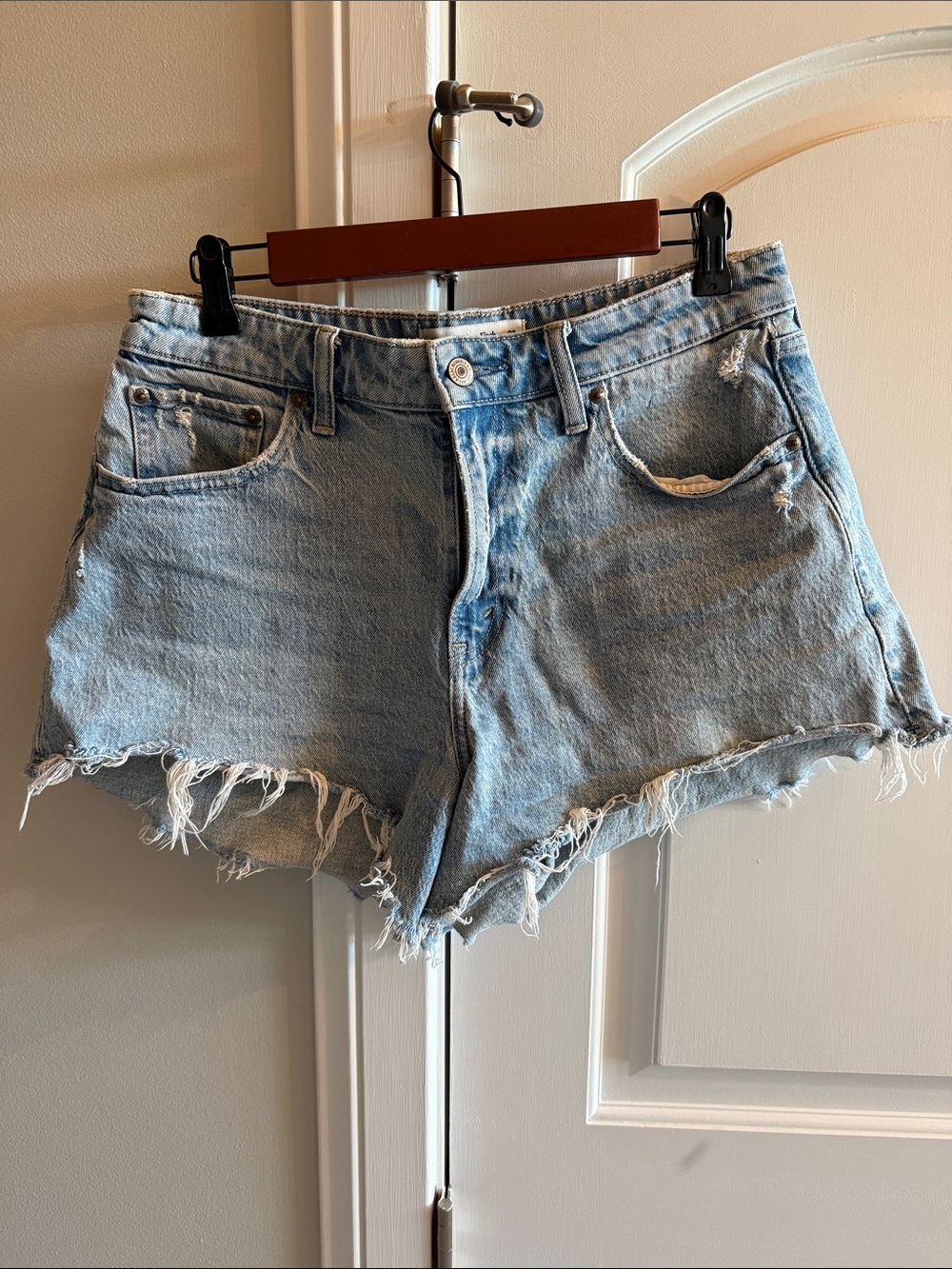 Abercrombie & Fitch- CURVE LOVE High Rise 90s Relaxed Cutoff Short